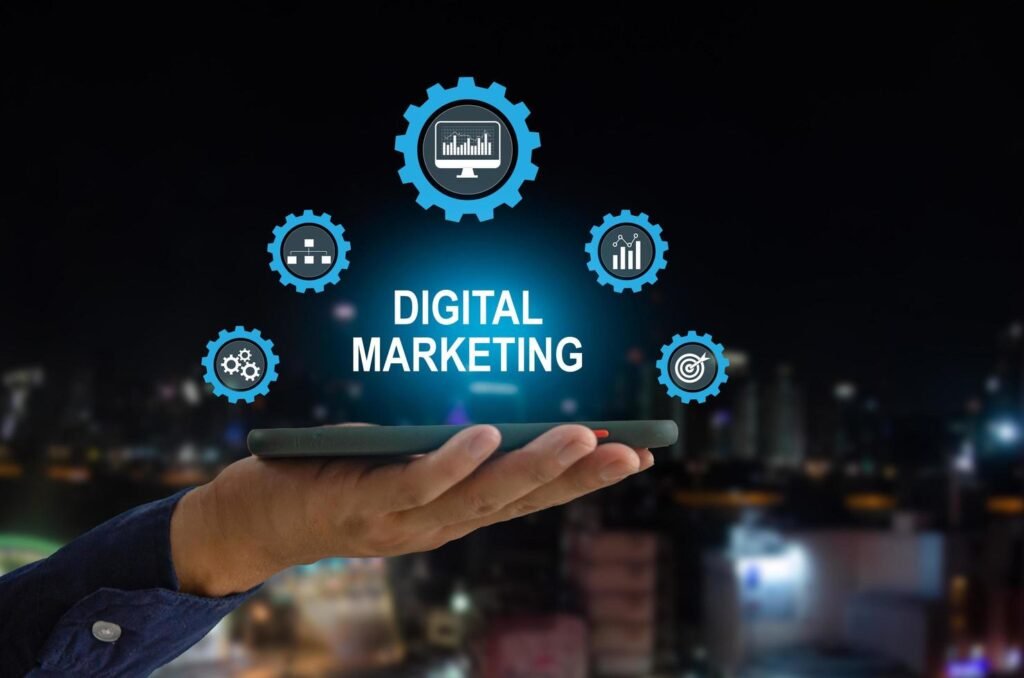 5732506 homem mao segurando telefone inteligente marketing digital palavra com icone negocio tela virtual gratis foto
